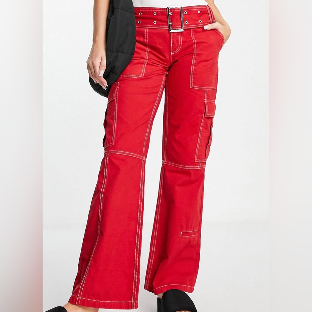• Low rise 
• Integrated belt
• Belt loops 
• Functional pockets
• Wide leg
